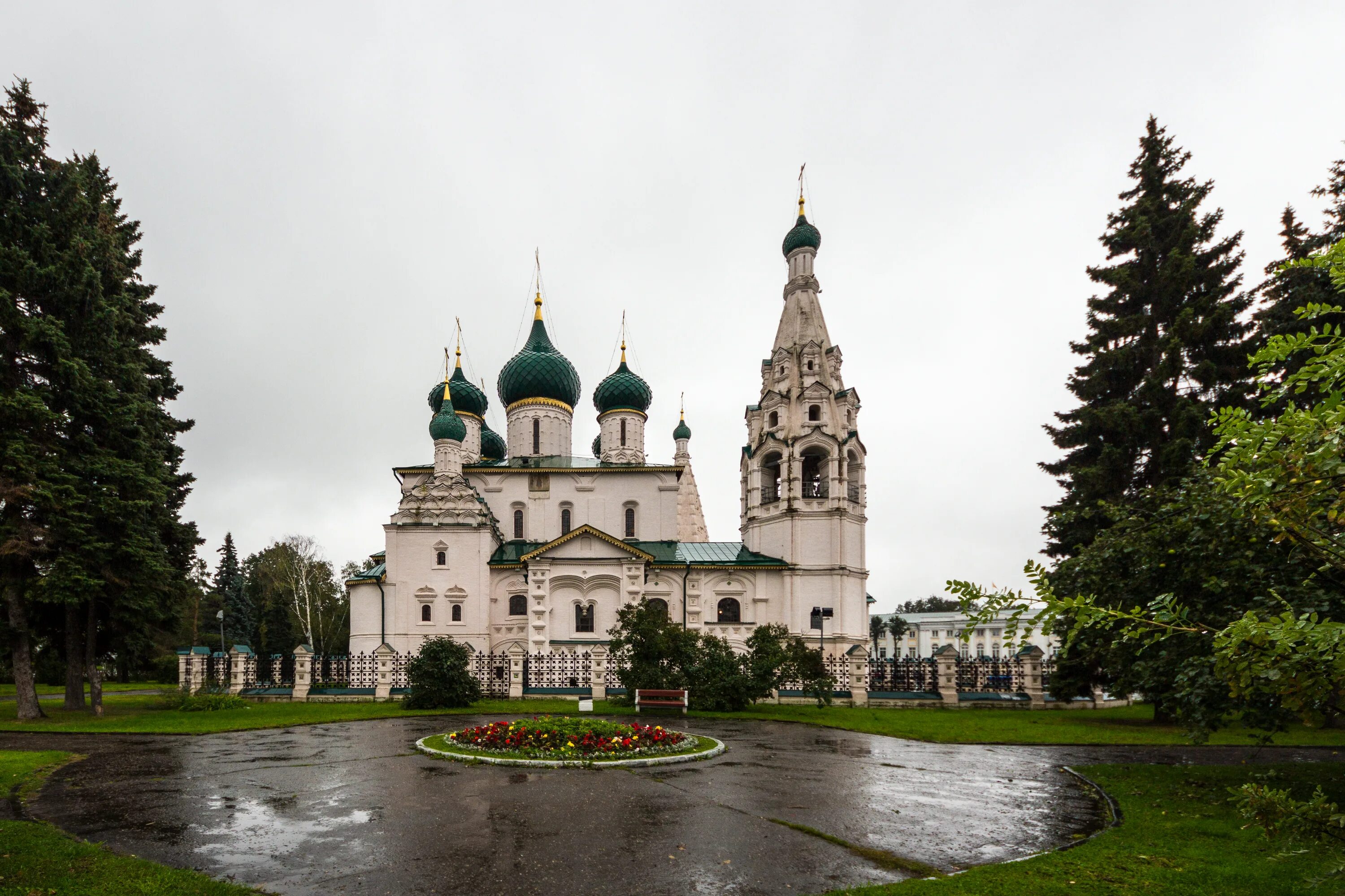 Ярославль экскурсионный. Церковь Ильи пророка в Ярославле. Церковь Ильи пророка в Великом Новгороде. Церковь Ильи пророка Ярославль осень. Кадниковская Церковь Ильи пророка.