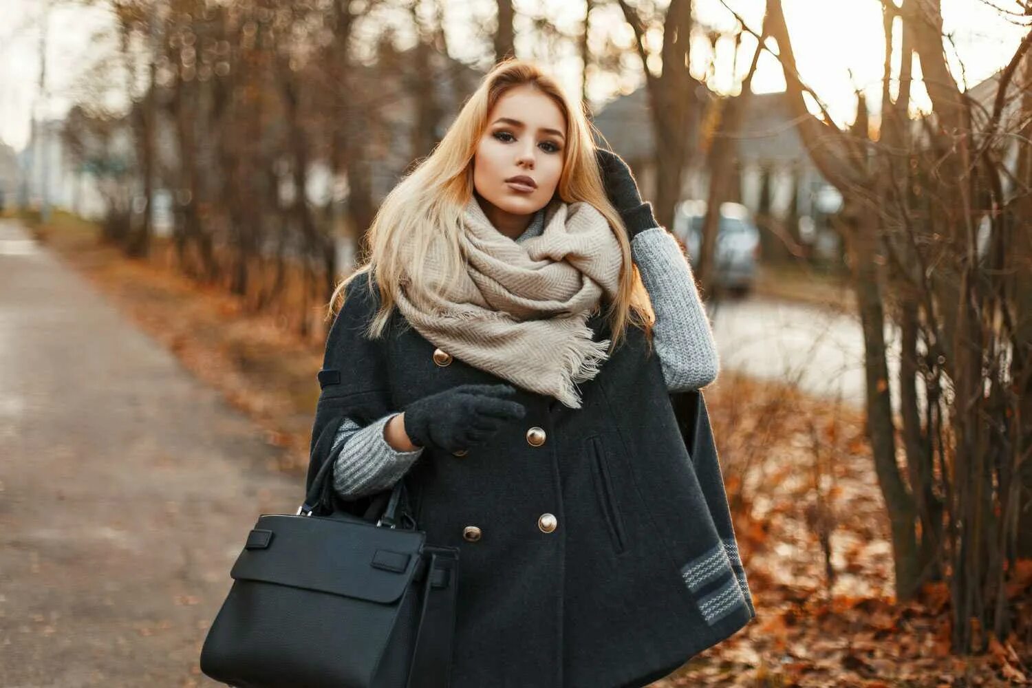 Девушка в пальто