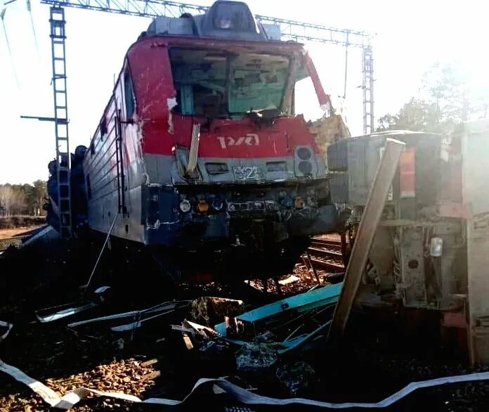 Авария на жд переезде в ярославской области. 23.10.2021 ДТП станция Ледяная Амурская область. Столкновение поезда с КАМАЗОМ. Столкновение поезда и фуры.