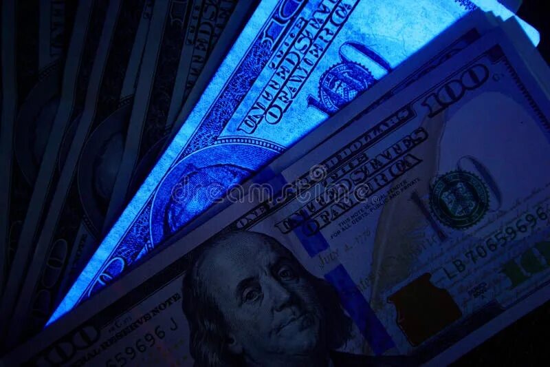 Доллар светится. Доллар светится. Ультрафиолет деньги 100 долларов. Доллар в ультрафиолете. Доллар светится.