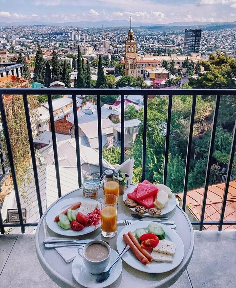 Вкусно поесть в тбилиси. Доброе утро Тбилиси. Завтрак в Тбилиси. Ресторан с красивым видом Тбилиси. Утро в Тбилиси.
