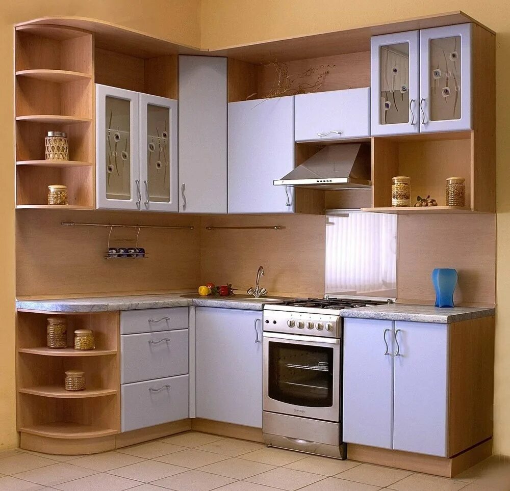 Кухонные гарнитуры. Кухонный гарнитур для маленькой кухни. Угловые кухни для маленькой кухни. Маленький угловой кухонный гарнитур.