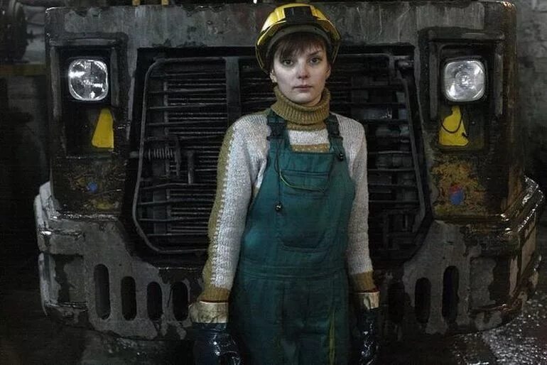 женский труд. женщины в мужских профессиях. женщина работает на заводе. тяжелые женские работы. тяжелые женские работы.