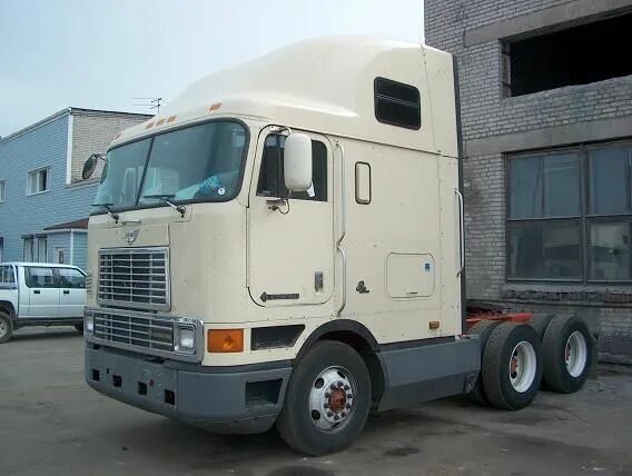 Грузовик интернационал 9800. Тягач International 9800. Freightliner International 9800. International 9800 2008.