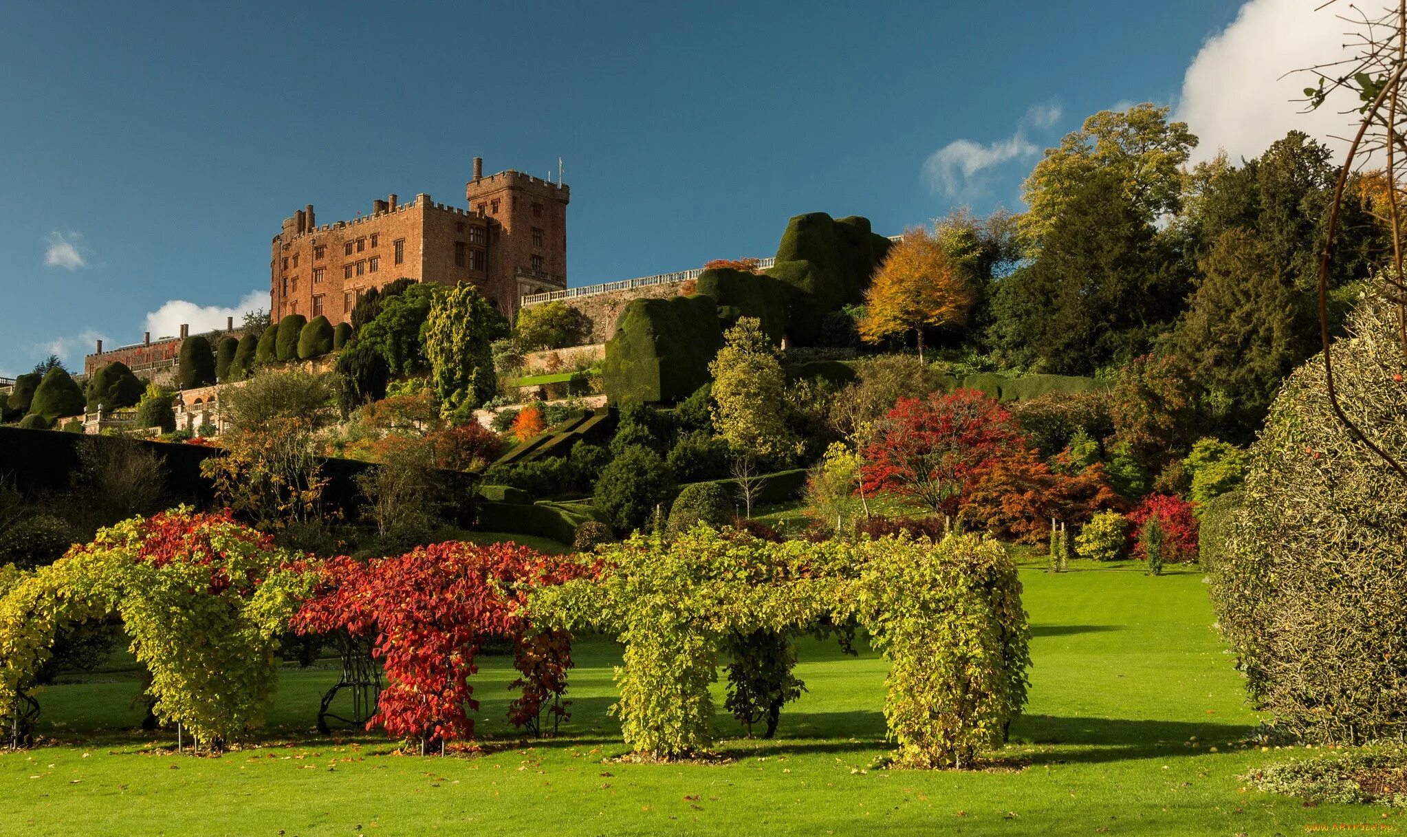 Uk parks. Сады замка Глэмис Шотландия. Парк в Англии парк Уэльса. Замок Поуис Уэльс. Уэльс Британия.