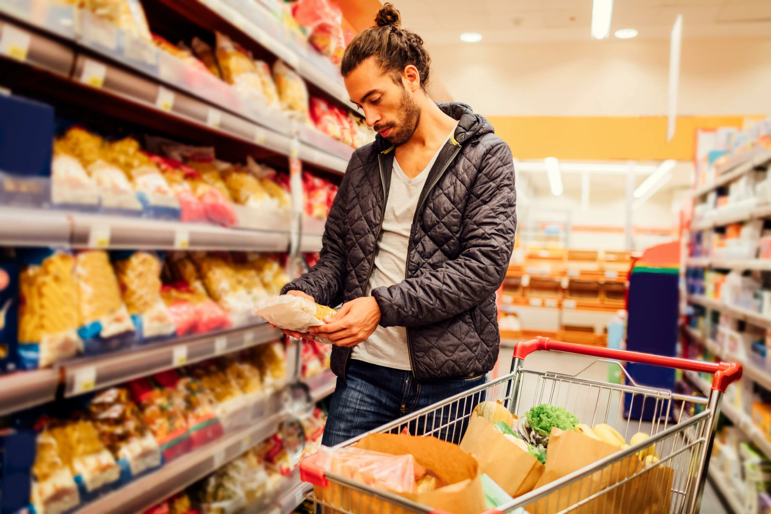 Бизнес обновился supermarket. Мужчина в супермаркете. Покупатель в магазине. Мужчина в магазине. Люди в магазине.