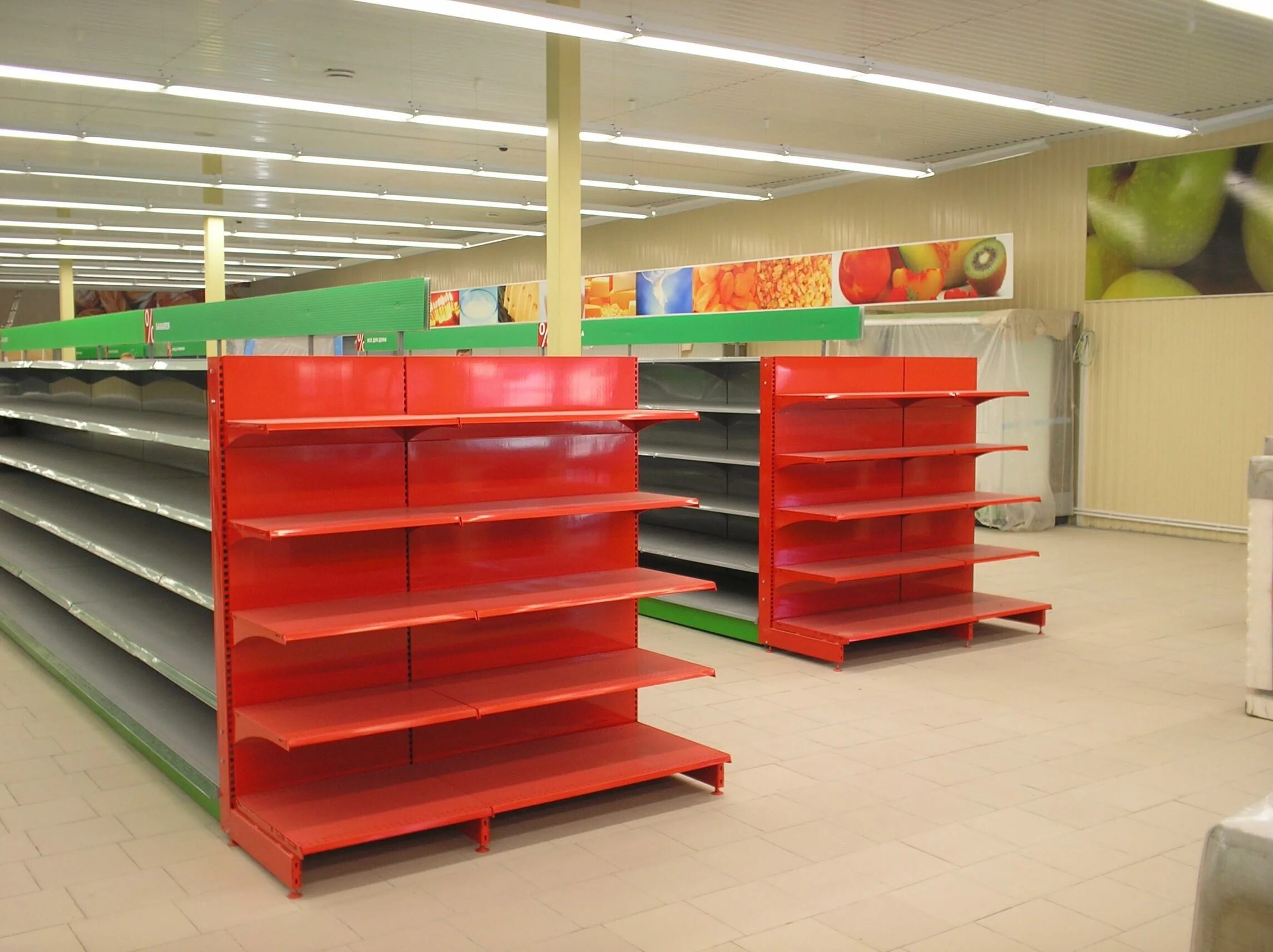 Полки в магазине. Стеллажи для торгового зала. Островные стеллажи микрон. Стеллажи для магазина продуктов. Нордика торговое оборудование.