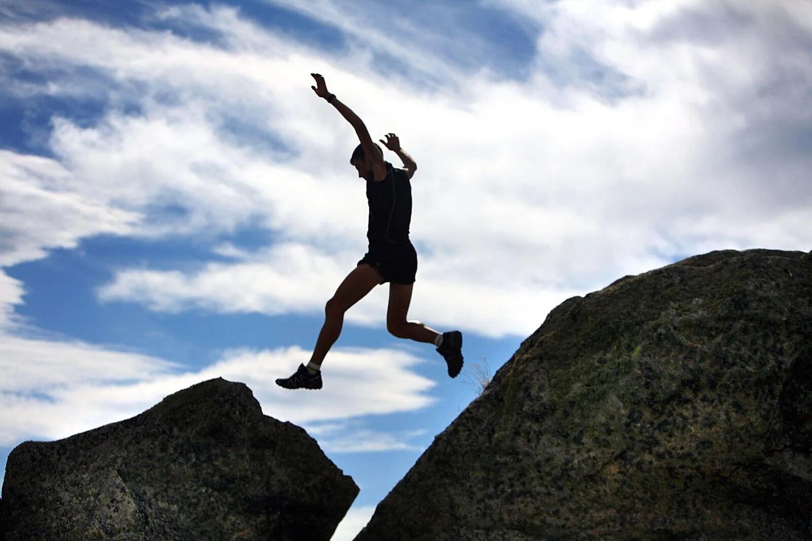 Kilian Jornet. Бег в горах. Спортсмен в горах. Спортсмен на горе.