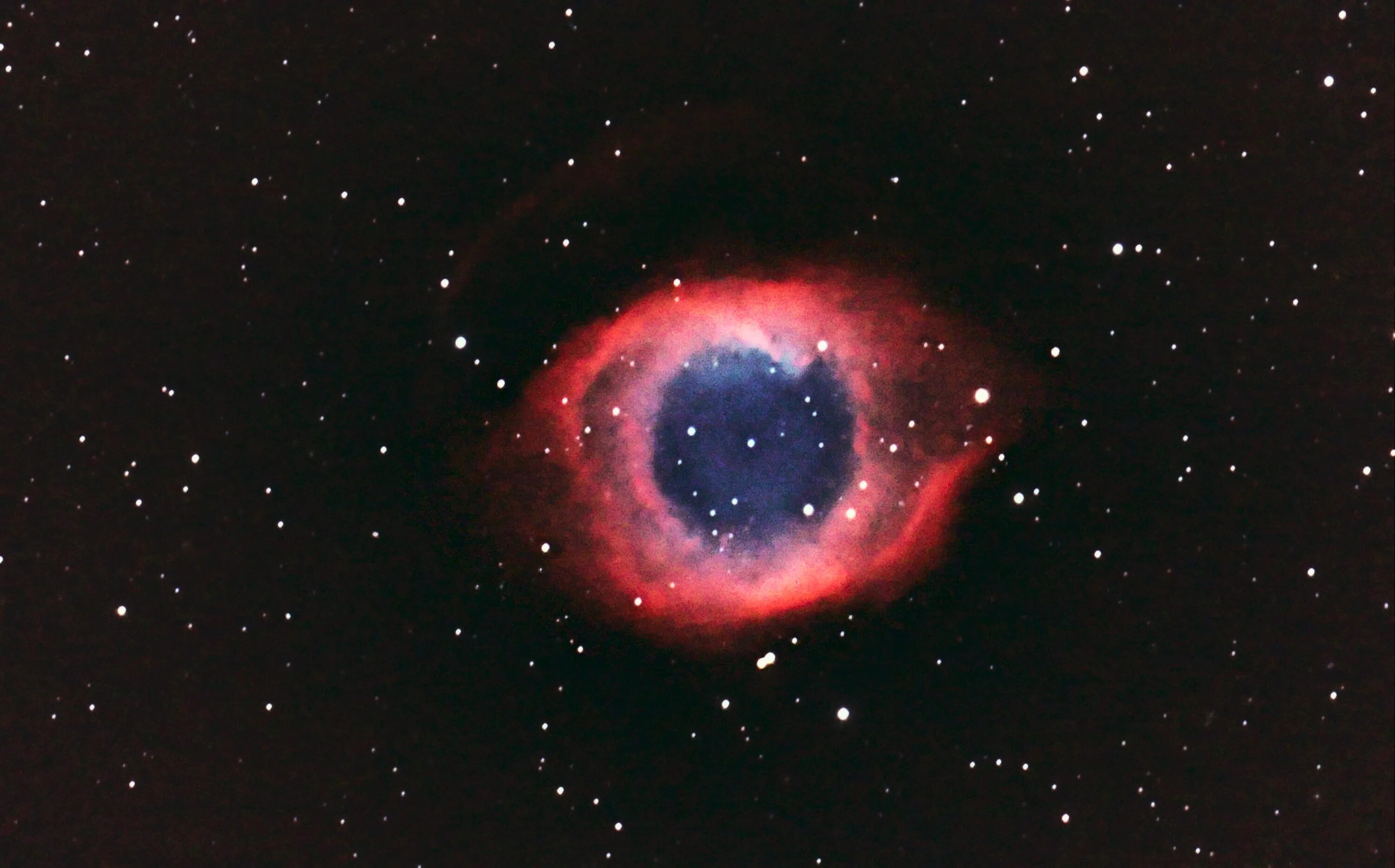 Планетарная туманность голубой снежок. Яркая звезда на небе. Ночные звезды небо. Ночное небо. Ночное небо на кладбище.