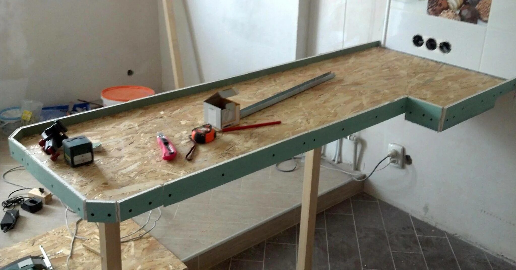 Из чего можно сделать столешницу. Столешница из плитки на кухню. Столешница из кусочков дерева. Необычные материалы для кухонной столешницы. Столешница кварц терраццо.