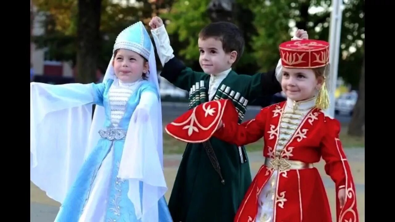 Адыгейцы 2022. Национальный костюм Карачаево Черкесии. Адыги в Кабардино Балкарии. Национальный костюм Адыги-шапсуги. Черкесские дети
