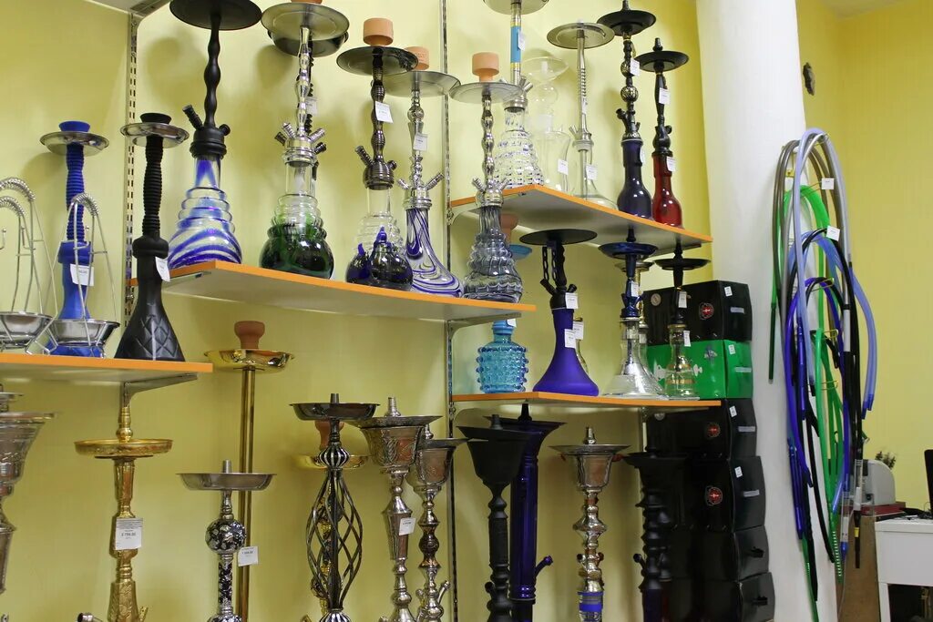 юху южно сахалинск магазин кальянов. табачный магазин кальянный. кальянный магазин интерьер. витрина для табака для кальяна. витрина для табака для кальяна.