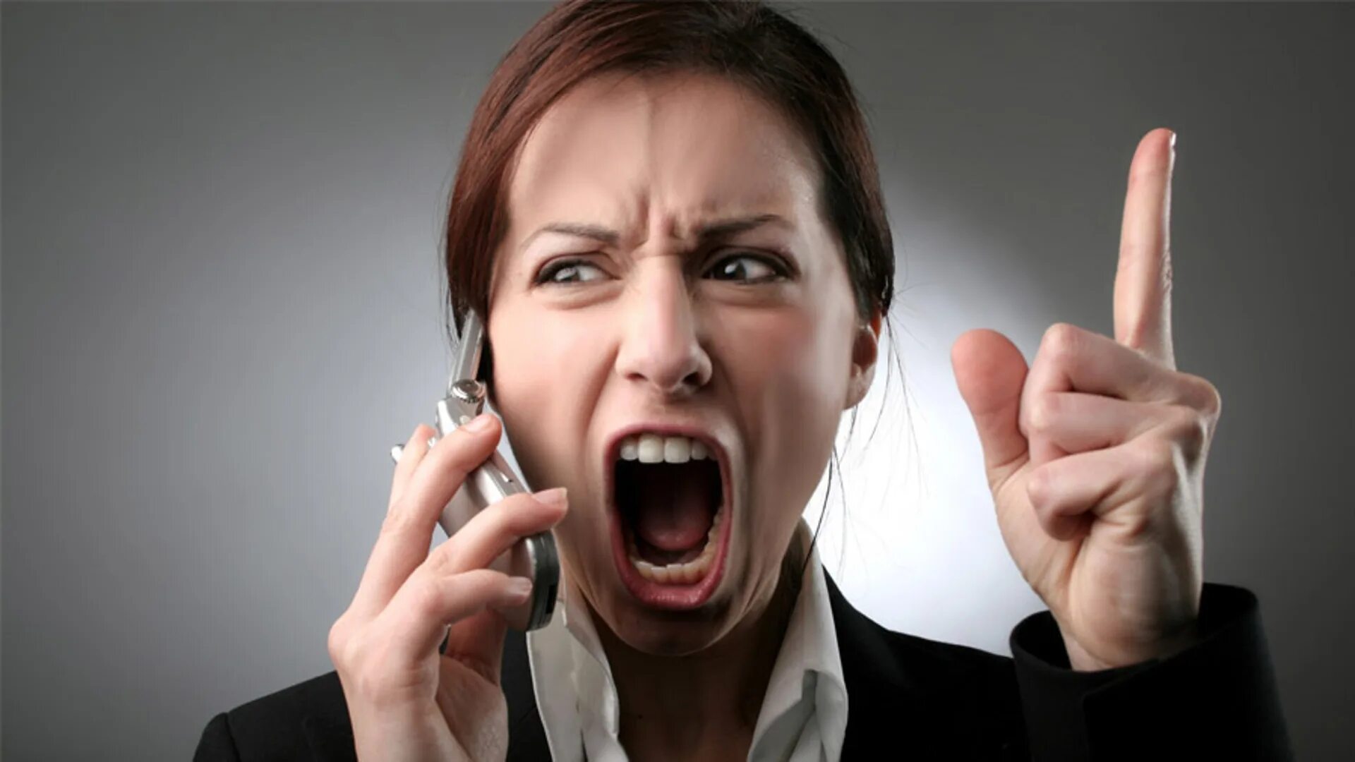 Грустная женщина. Девушка в стрессе. Гнев. Жена нервничает. Это злость.