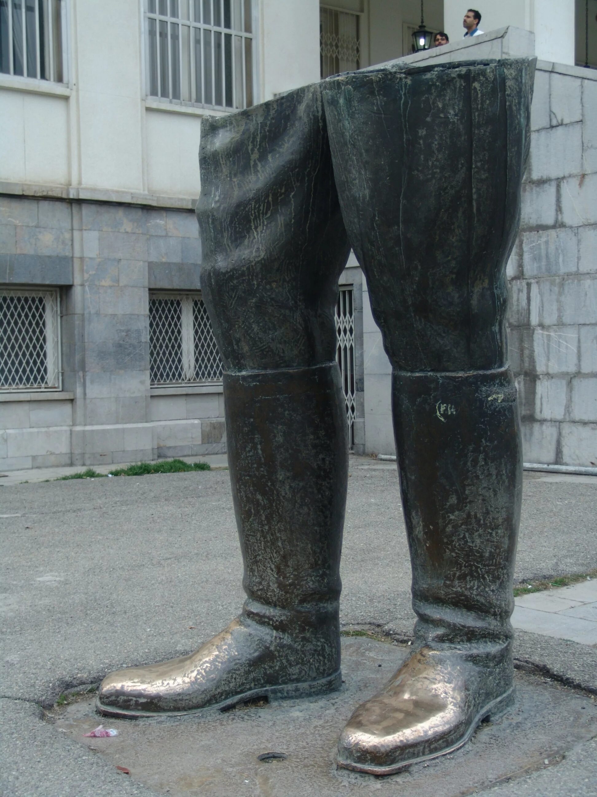 Нога статуя. Памятник ноги. Памятник стопе. Стоящая нога памятник. Статуя ног в брюках.