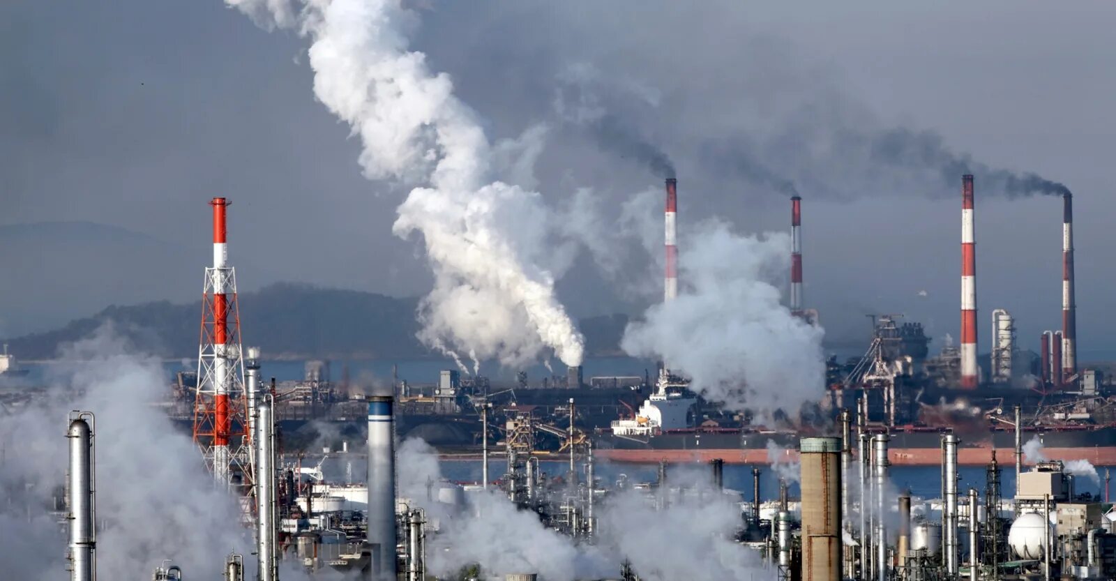 Загрязнение заводами. Промышленное загрязнение. Промышленные выбросы в атмосферу. Заводы загрязняют воздух. Промышленные выбросы в атмосферу.