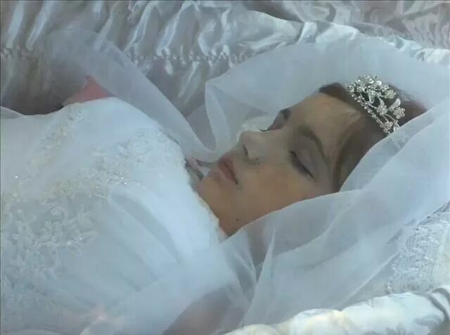 Мертвая девушка в свадебном платье. Покойница в свадебном платье. Невеста в свадебном платье в гробу. Прощание молодых