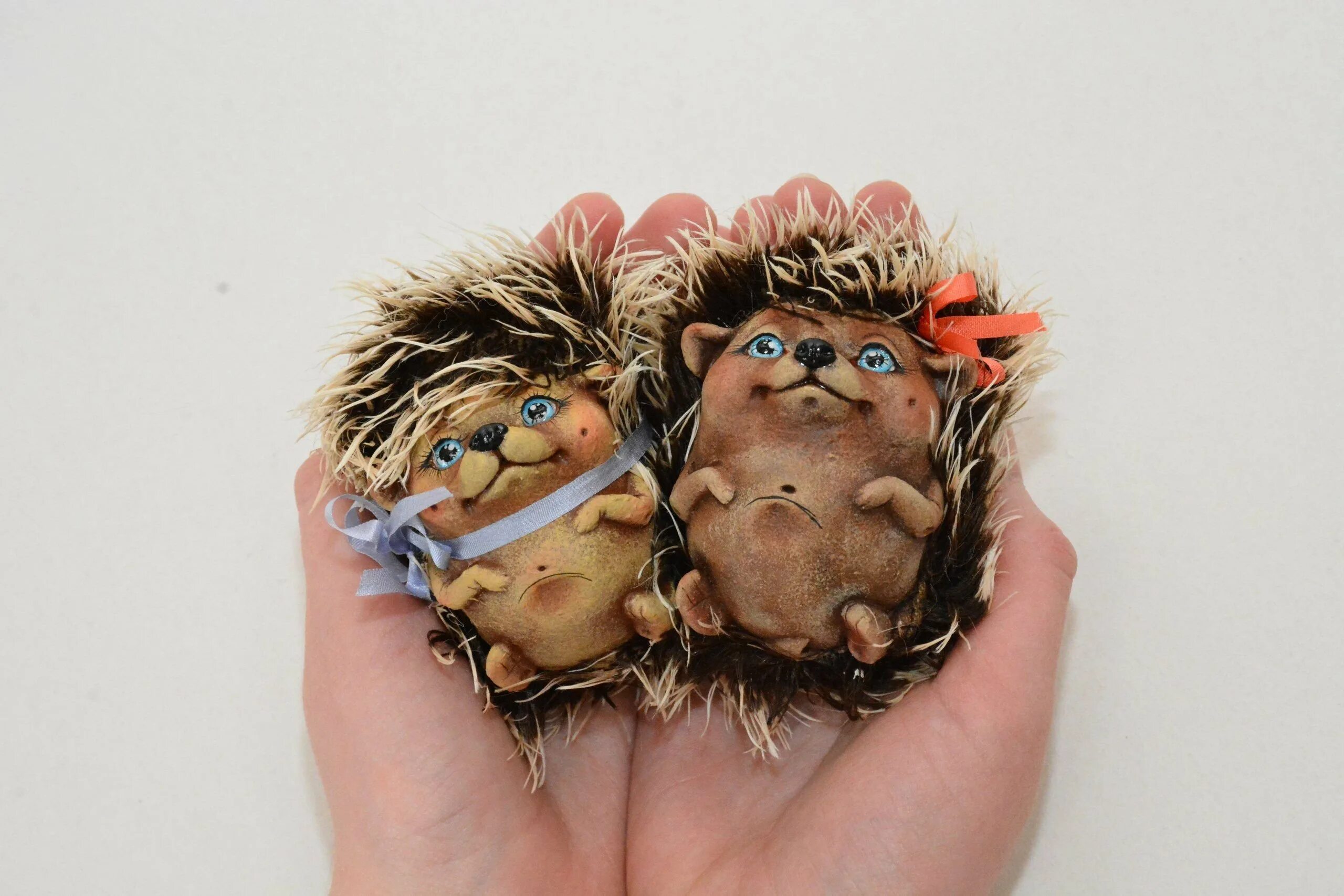 Смешанная техника игрушки мех глина. Ежик из полимерной глины. Кофейная игрушка Ёжик. Игрушка Ежик в смешанной технике. Ежик из меха и полимерной глины.