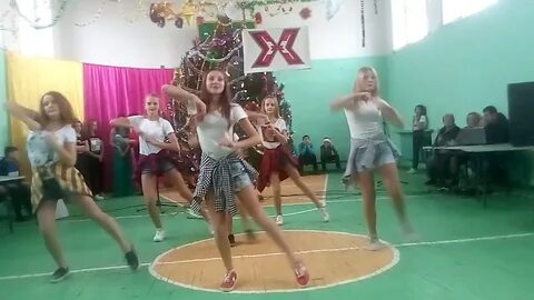 Школьники танцуют видео