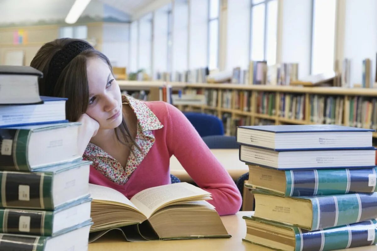 Учебные картинки. Сосредоточиться на учебе. Студент завален книгами. Человек заваленный учебниками. Учеба сессия.