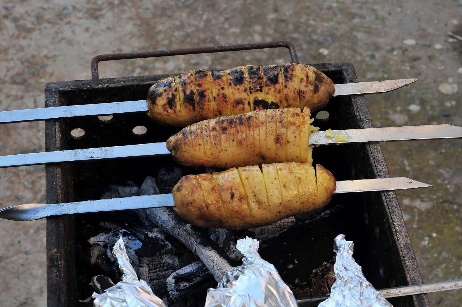 Картошка на углях. Картошка на мангале. Картофель на углях на решетке. Шашлык в фольге на мангале.