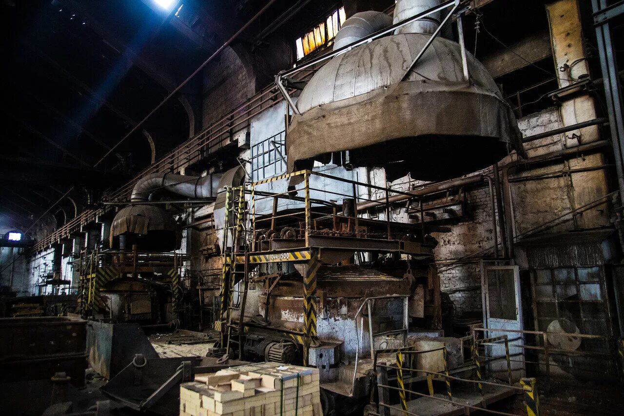Чугунолитейный завод петровск забайкальский. Старинный железоделательный завод: в городе сысерть. Заброшенный завод в трехгорном. Старинный завод. Эко-индустриальный технопарк старый демидовский завод.