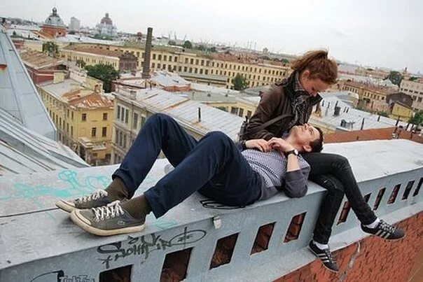 парень сидит на крыше. два человека на крыше. пара на крыше. мустанг руфер варламов. парень на крыше эстетика.