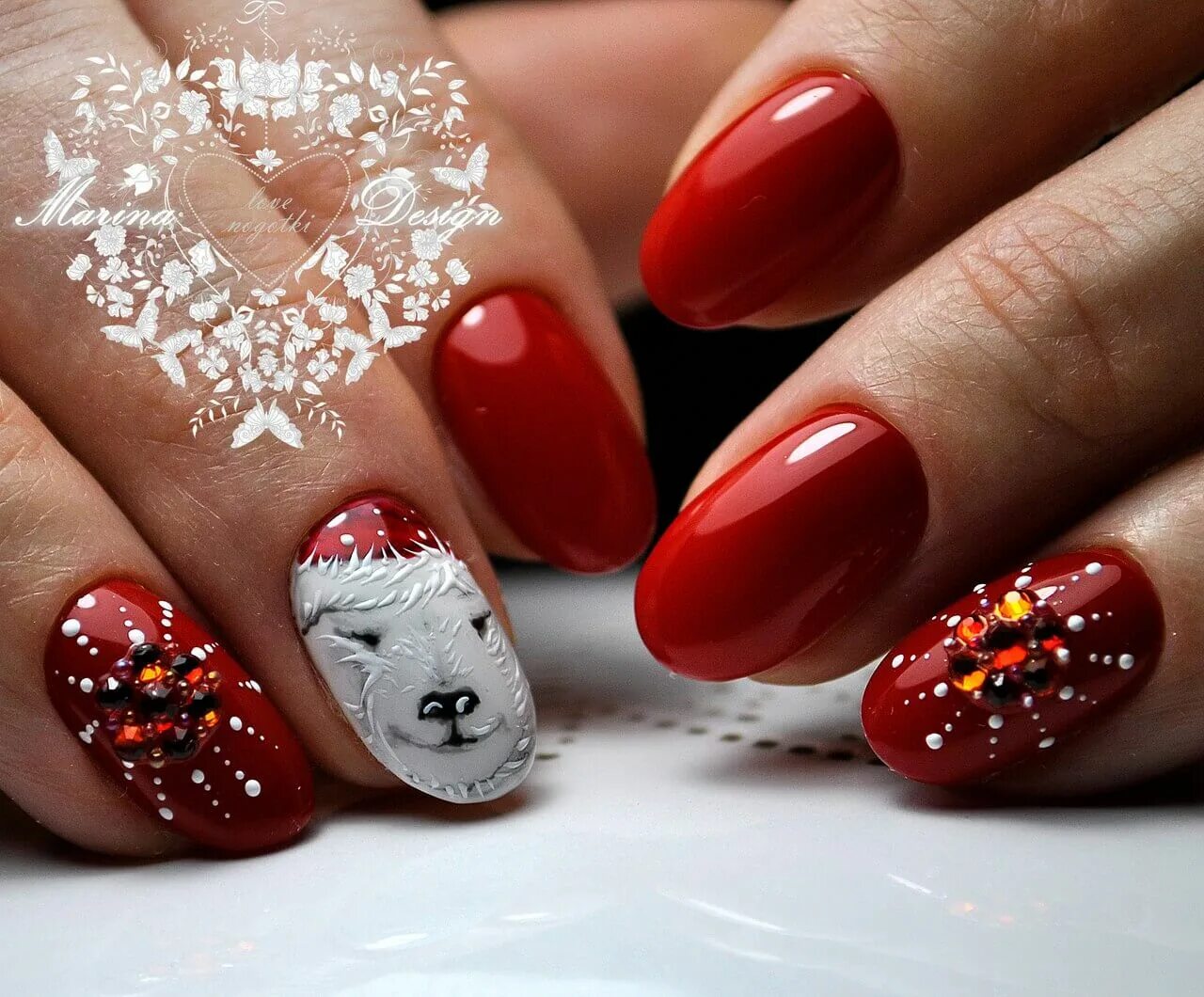 красный маникюр миндаль зимний. осенний маникюр со стразами. красный маникюр со снежинками. красивый зимний маникюр. дизайн ногтей зима 2024 красные.