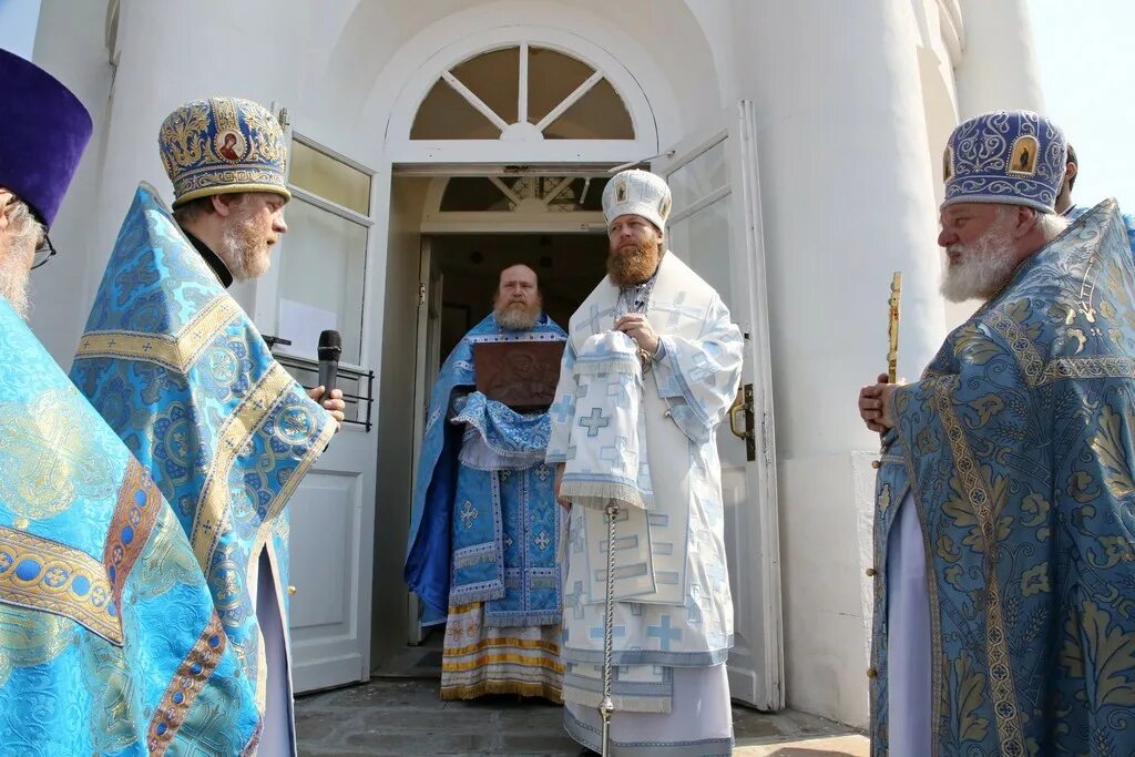 духовенство храма влахернской божьей матери в кузьминках. кузьминки церковь влахернской божией матери. влахернская церковь кузьминки крещение. отец виталий влахернская церковь. влахернская церковь кузьминки батюшка.