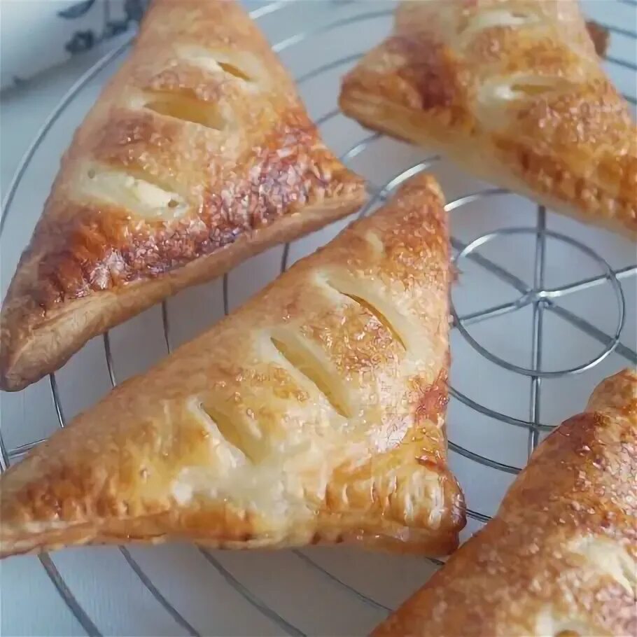 треугольник со слоеного теста. слойки треугольные. треугольнички из слоеного теста. треугольники из слоеного теста. слойки с хурмой.