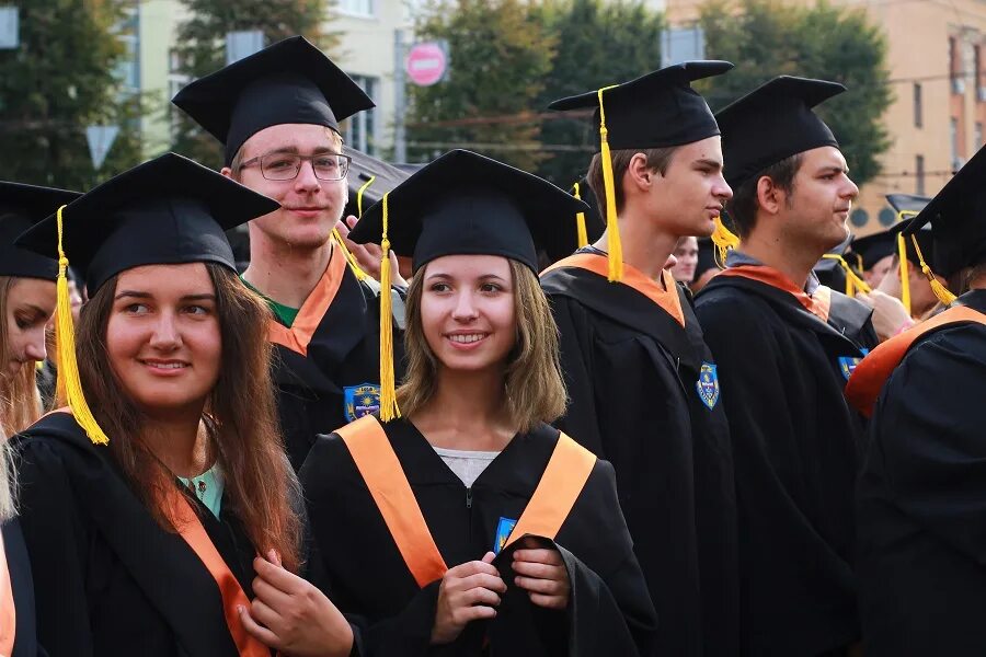 студенты в академических шапках много. воронеж студенты. вгу аудитории. работа для студентов в воронеже. студенты вгу.