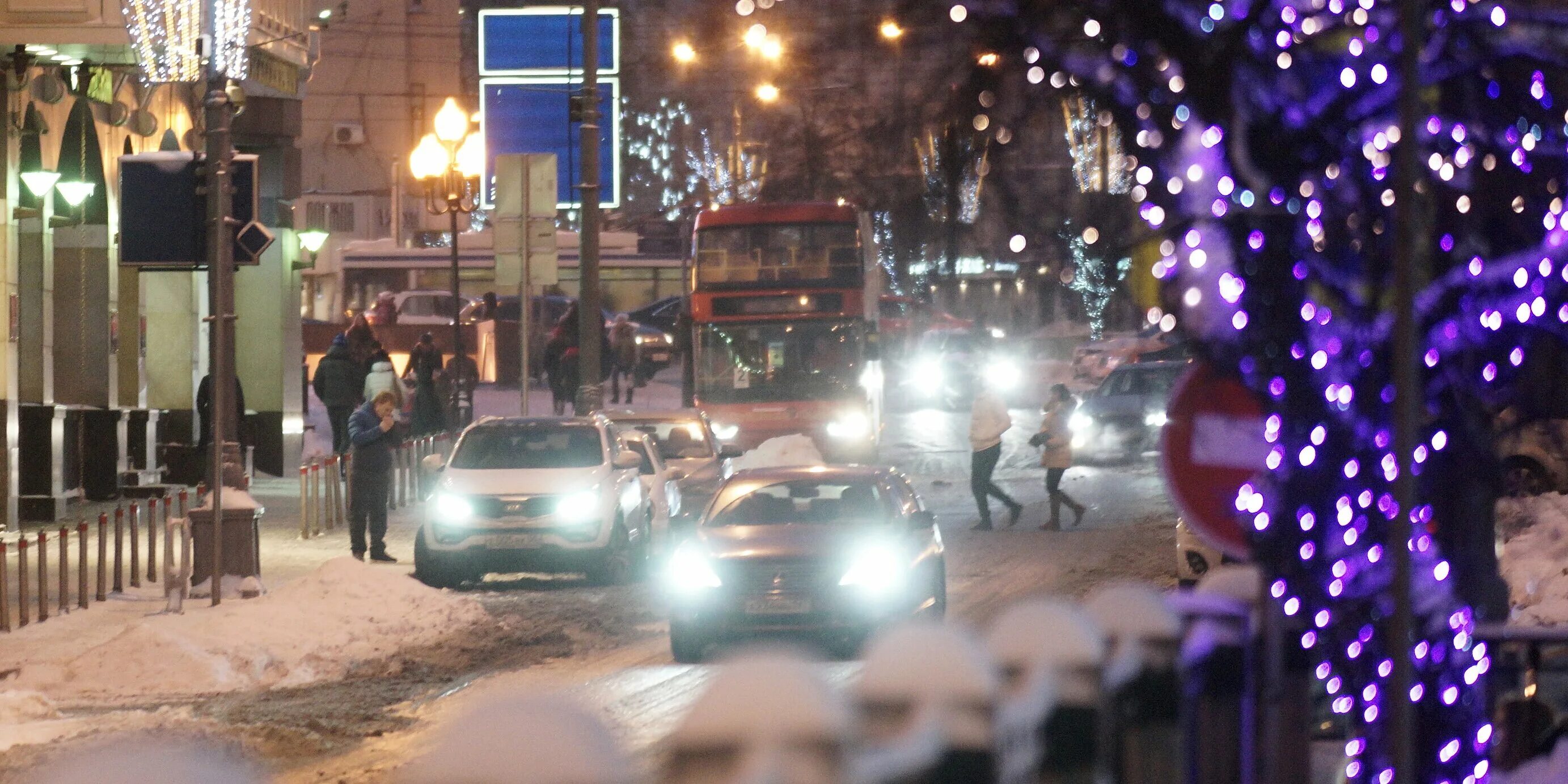 Работает метро в новогоднюю ночь москва. Москва Новогодняя ночь транспорт. Новогодняя ночь в Москве фото. Трамваи Москва в новогоднюю ночь Москва. Фото новогоднего транспорта Москвы.