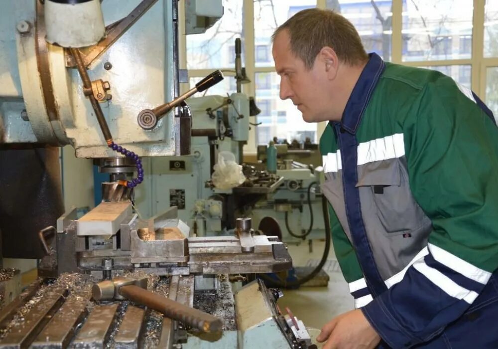 Фрезеровщик строгальщик. Токарь. Токарь. Слесарь. Поздравление токарю.