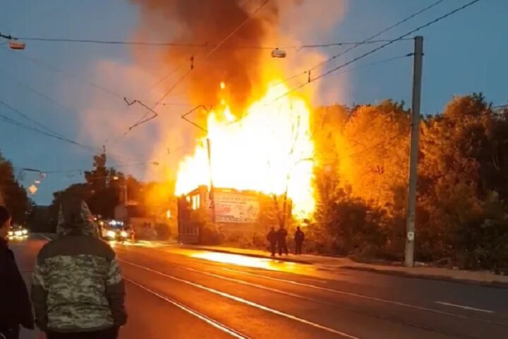 Что горит в нижнем новгороде. Пожар на Ильинская улица Нижний Новгород. Пожар в Нижнем Ильинке Нижний Новгород. Горящий дом в Нижнем Новгороде. Новгород горит.