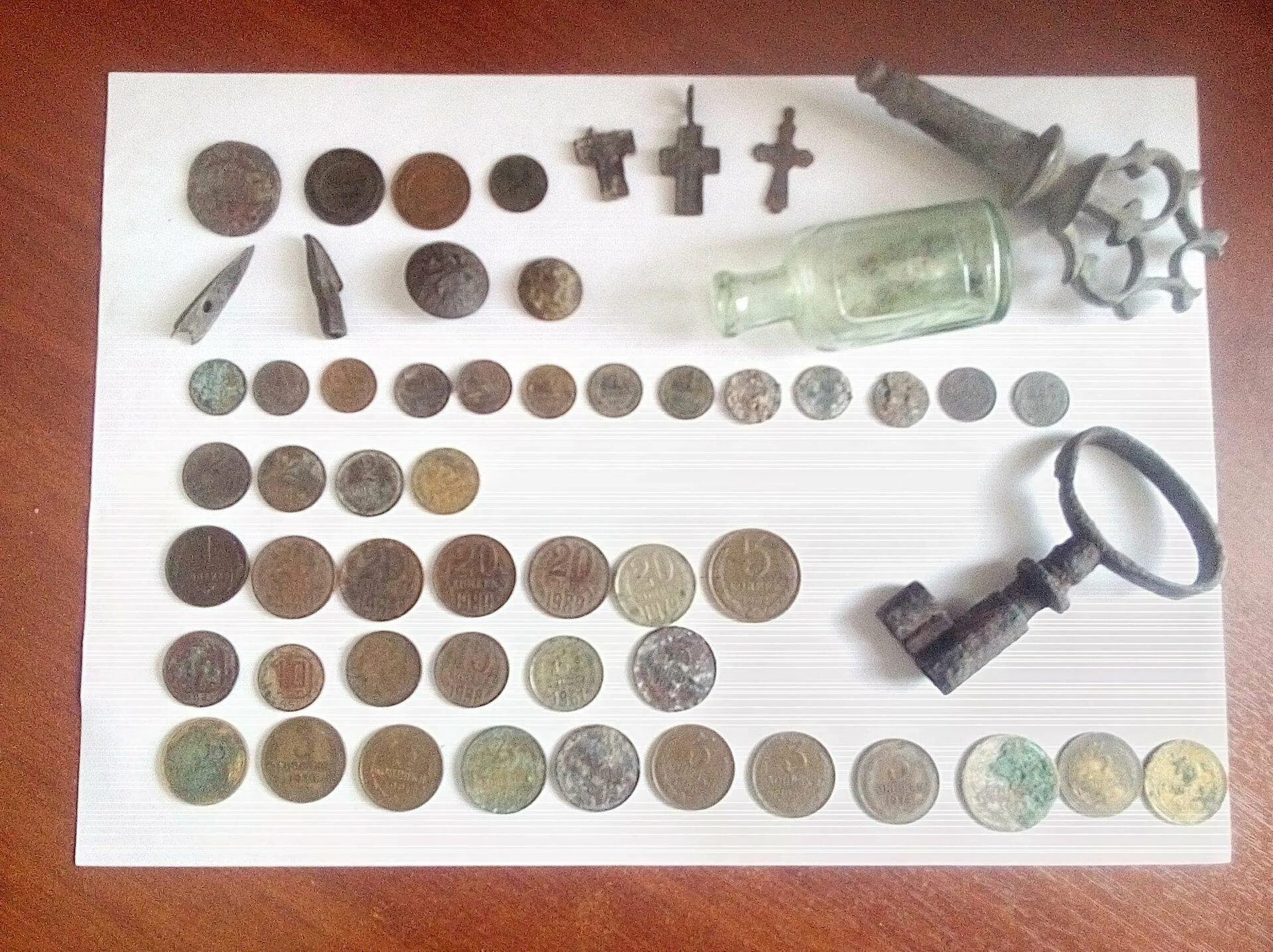 Обменник мелочи на купюры. Куда положить монеты. Денежные средства в кассе. Касса для денег в магазин. Монета под порогом.