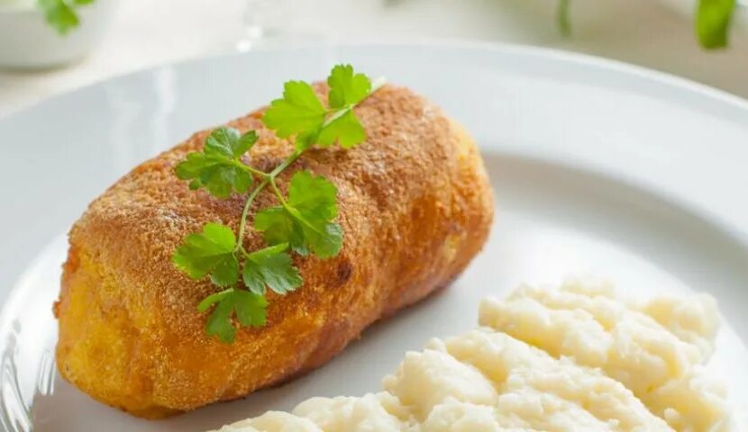 Котлета по киевски с пюре. Котлета по киевски с картофельным пюре. котлеты &quot;киевские&quot;. котлета по киевски подача. котлета по киевски с пюрешкой.