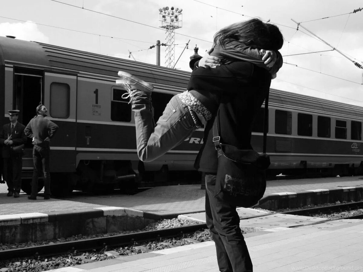 Девушка прощается. Сюрреализм. На любого бросится. Болезненное расставание. Мужчина на колене пере женщиной.