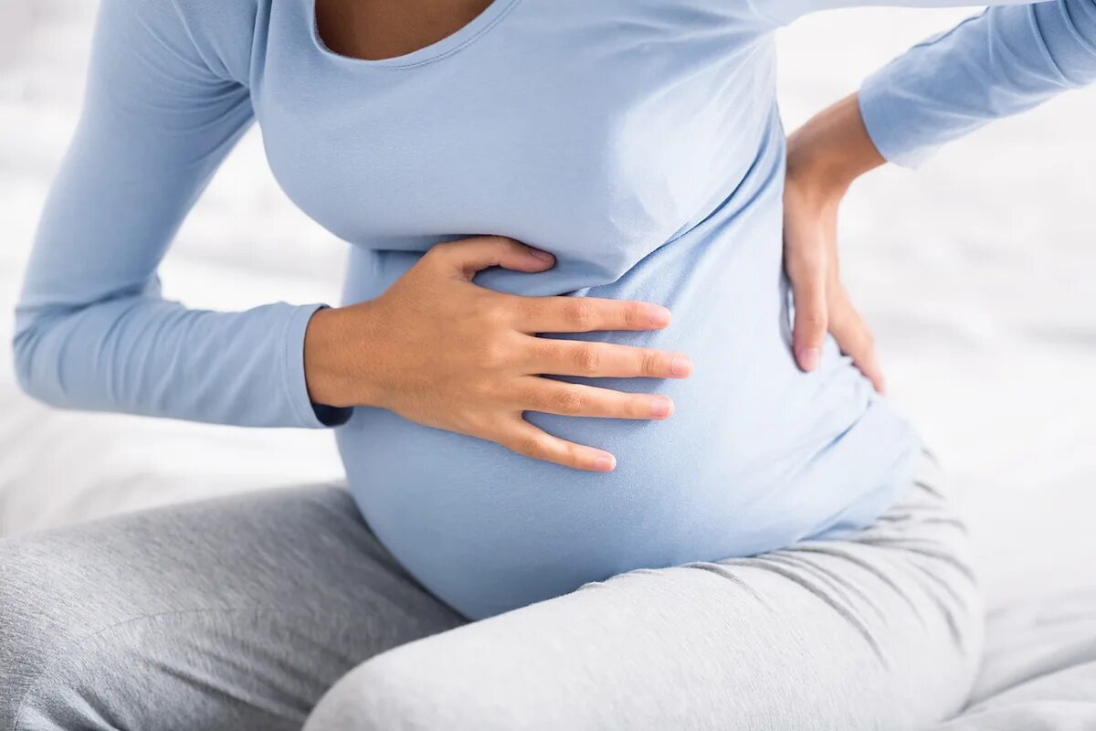 Боли во время беременности. У беременной болит живот. Заболевания беременных. Беременная с больным животом. Пиелонефрит у беременных.
