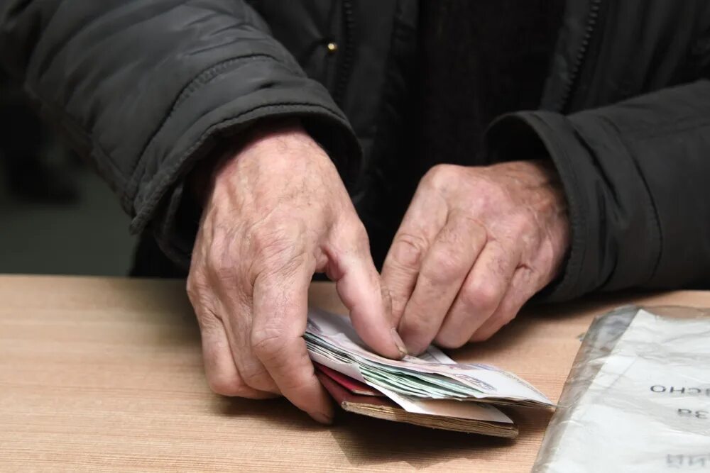 Повышение работающим пенсионерам новое. Выплаты пенсионерам. пенсионер с деньгами. пенсионеры пенсия. пенсия в руках.
