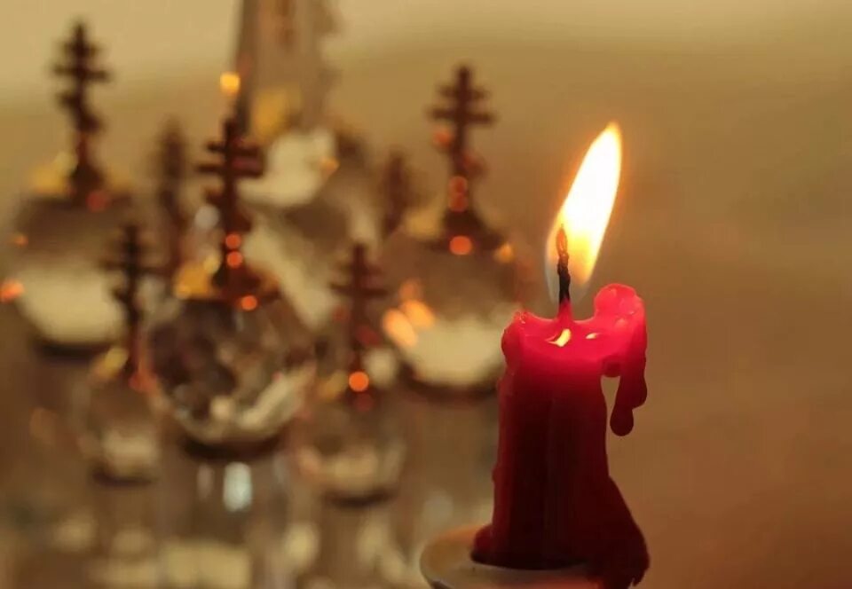 Клип свечи горят. Горящие свечи. Горящая свеча. Огарочек свечи. Крестильные свечи.