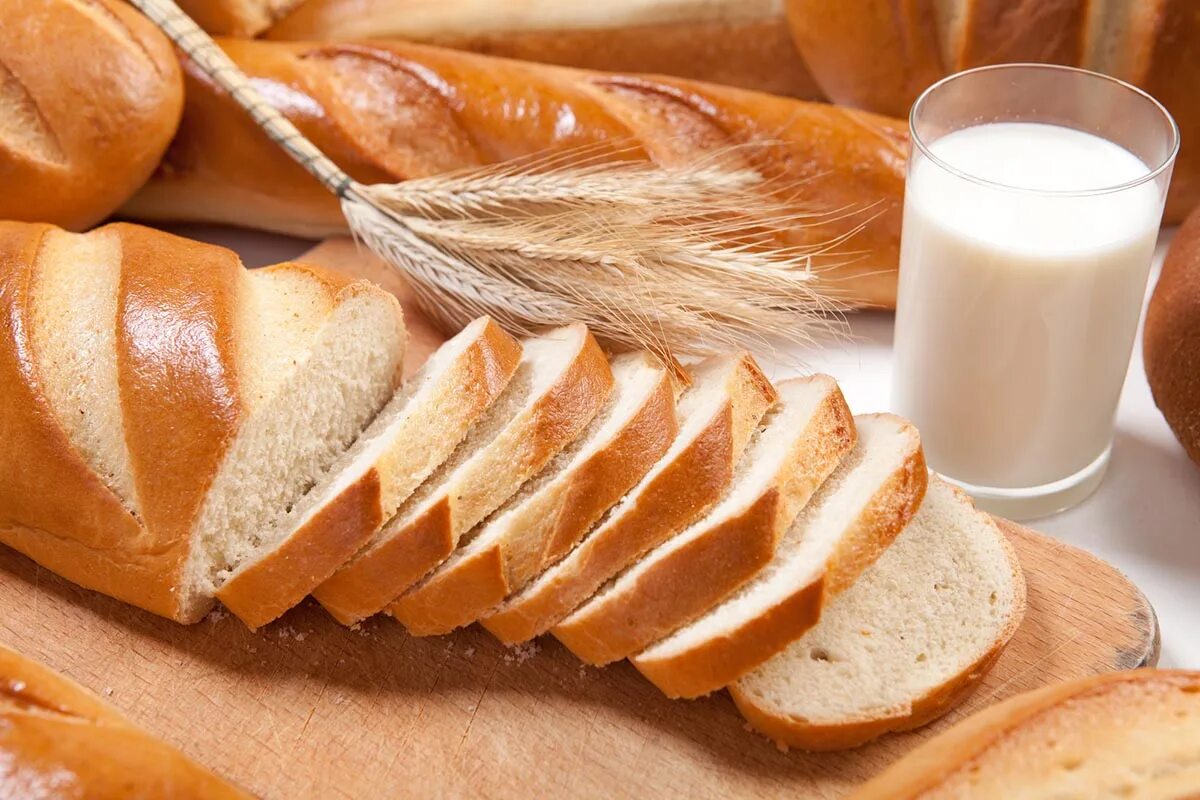 Хлеб молоко питание. Хлеб и молоко. Молочная и Хлебная продукция. Батон хлеба. Еда хлеб молоко.