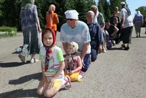 На коленях перед ребенком