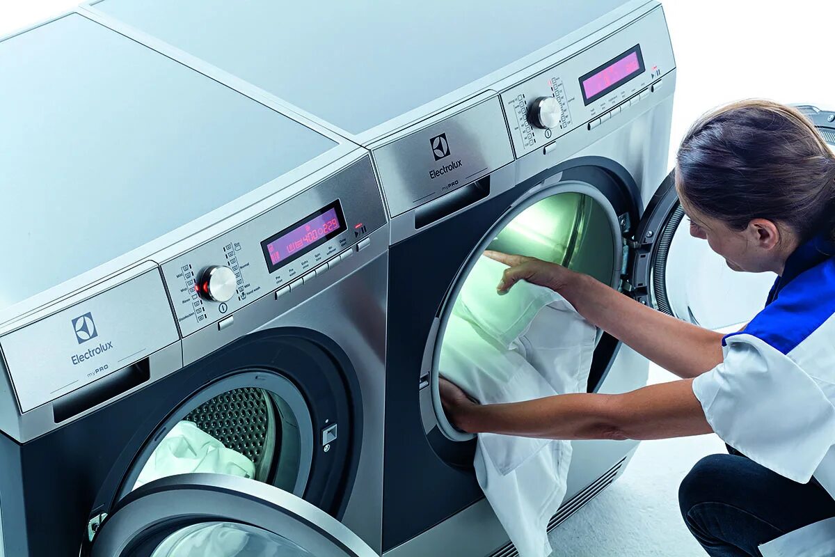 Electrolux MYPRO we170p. Electrolux washing Machine. Прачечная стиралка Electrolux. Стиральная машина с бельем.