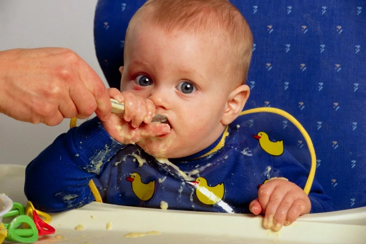 Ребенок кушает кашу. Малыши которые плохо кушают. Ребенок кушает фото. Ребенок не ест прикорм.