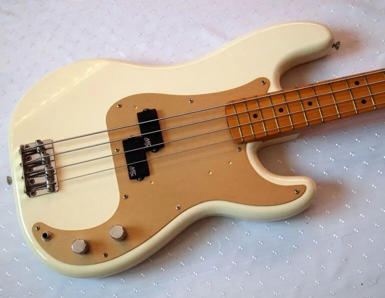 Fender japan precision bass fretless. Fender precision bass. Fender precision. Fender american deluxe precision цвета санбёрст. Fender precision.