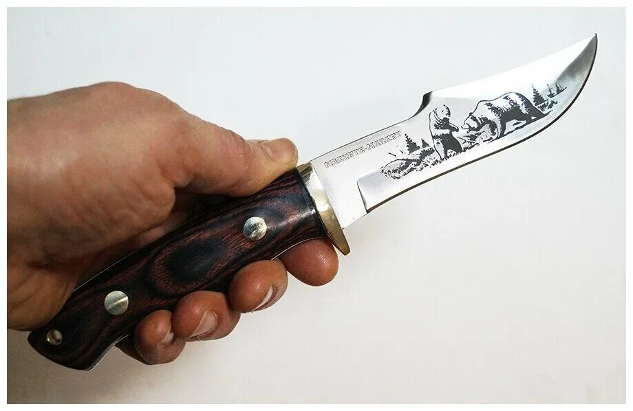 Нож "лорд" кован. Нож охотничий с гравировкой. Охотничий нож с гравировкой на лезвии. Гравировка на лезвии ножа. M9 дамасская сталь.