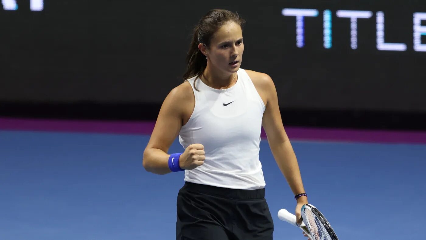 Дарья касаткина фото 2022. Александр зверев старший теннисист. Теннисистка фото. Теннисист медведев australian open. Дарья касаткина 2021.