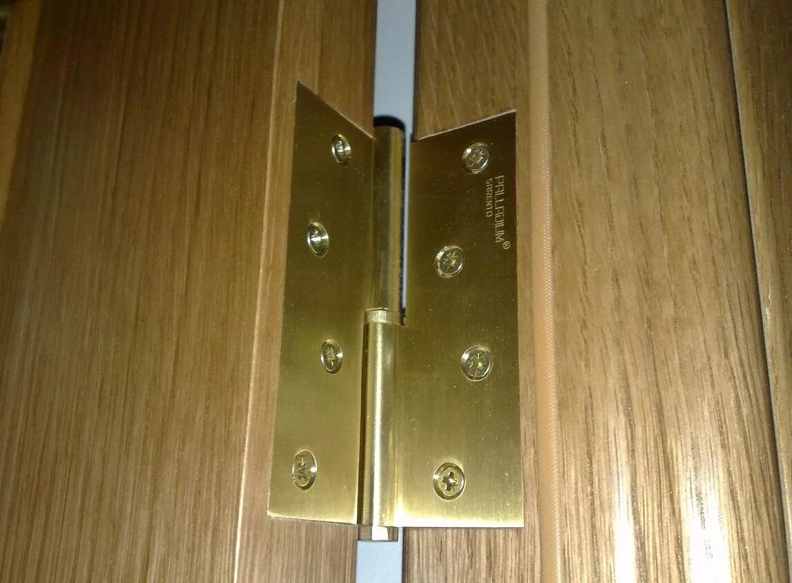 монтаж дверных петель. петля дверная универсальная 97x86x35. врезная петля или накладная петля-бабочка. петли для межкомнатных дверей. петля дверная.