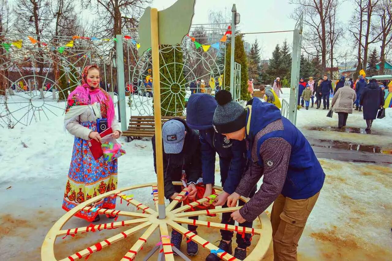 Украшение площадки на Масленицу. Масленичные аттракционы. Аттракционы на Масленицу. Развлечения на Масленицу на улице. Игры под музыку на масленицу