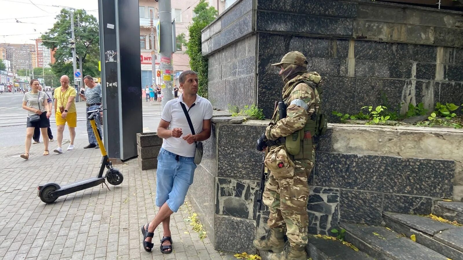 Человек в камуфляже. Вагнер в Ростове. Обмундирование военных в 2023 Вагнер. Чел в военной форме докапывается до людей. Новости политики на сегодня дзен