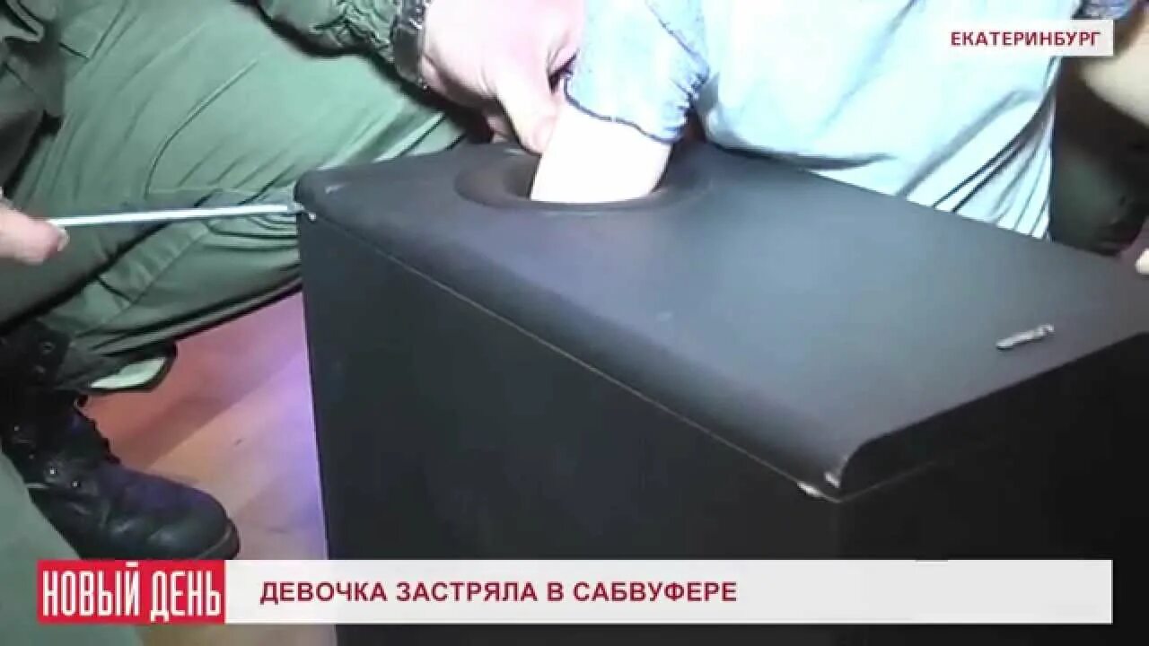 Я застряла под столом. Застряла рука в утизае.
